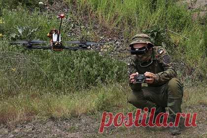 Российские пограничники сбили боевой дрон электронным ружьем. В Курской области российские пограничники уничтожили украинский боевой дрон. 25 мая дрон атаковал деревню Николаево-Дарьино. Заметившие аппарат пограничники применили специальное электронное антидроновое ружье. После удара о землю беспилотник взорвался. В результате атаки никто не пострадал.