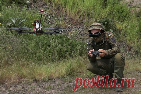 Российские пограничники сбили боевой дрон электронным ружьем. В Курской области российские пограничники уничтожили украинский боевой дрон. 25 мая дрон атаковал деревню Николаево-Дарьино. Заметившие аппарат пограничники применили специальное электронное антидроновое ружье. После удара о землю беспилотник взорвался. В результате атаки никто не пострадал.