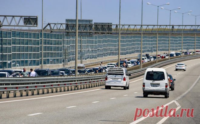 В очереди к Крымскому мосту со стороны Керчи встали 372 автомобиля. В очереди на подъезде к Крымскому мосту после его временного перекрытия со стороны Тамани (Краснодарский край) встали 245 автомобилей, со стороны Керчи (Крым) — 372.
