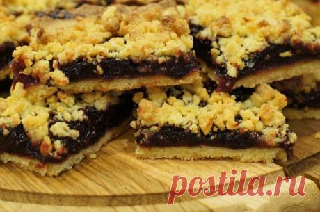 Время чая и задушевной беседы. К чаю сегодня:
Венское печенье или тертый пирог на желтках. 

500 грамм густого не очень сладкого варенья; 
250-300 грамм муки; 
4 желтка; 
120 грамм растительного или сливочного масла; 
120 грамм сахарной пудры; 
2-3 чайные ложки ванильного сахара; 
щепотка соли; 
щепотка соды. 

Оказывается, желтки имеют свойство делать песочную выпечку невероятно нежной! Моя мама очень хвалила предлагаемый тертый пирог со сливовым вареньем - он очень мягки...