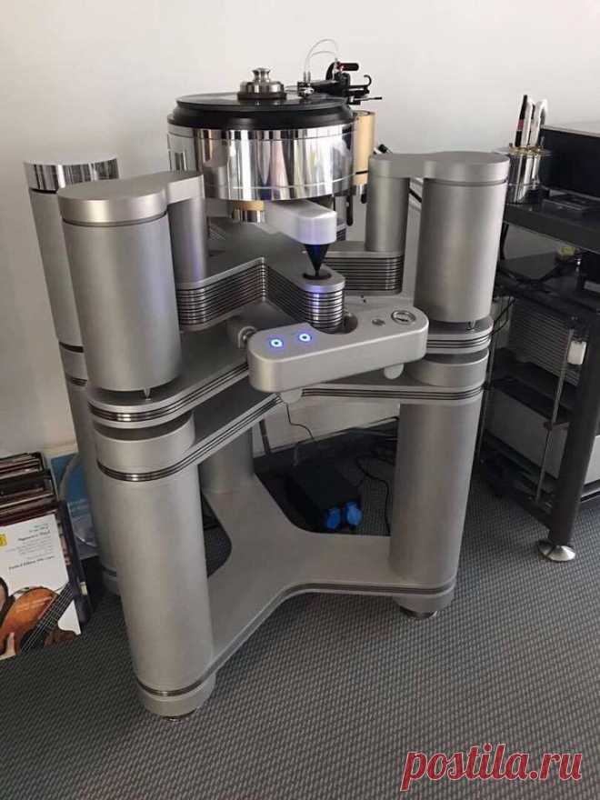 Die GRAMMOPHONE UNIT besteht aus einem aufwendig gestalteten luftgelagerten Plattenteller aus jeweils aufeinander abgestimmten Materialien. Das biradiale Luftlager ist wartungs- und verschleißfrei und besitzt ein pneumatisches selbstjustierendes Subchassis. Die Entkopplung erfolgt in allen 3 Achsen mit einer Resonanzfrequenz von ca. 1 Hz. http://www.refentaudio.de/produkte/gramophone-unit/