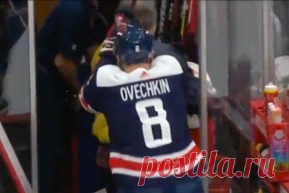 Овечкин сломал и выбросил клюшку после поражения в матче НХЛ. «Вашингтон Кэпиталс» проиграл «Вегас Голден Найтс» со счетом 2:3 в матче регулярного чемпионата Национальной хоккейной лиги (НХЛ). После окончания встречи капитан столичной команды российский форвард Александр Овечкин сломал клюшку. Уходя со льда, он выбросил поврежденный инвентарь в подтрибунное помещение.