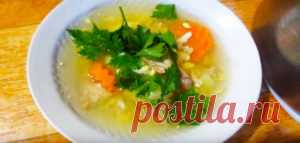 Не выкидывайте голову карпа! 
Сварите из нее вкусную уху - простой и бюджетный рецепт! 
Ингредиенты - голова карпа, картофель, морковь, лук, яйца, соль, перец, зелень, лавровый лист.