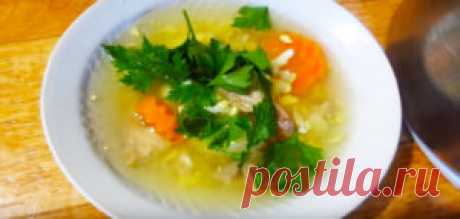 Не выкидывайте голову карпа! 
Сварите из нее вкусную уху - простой и бюджетный рецепт! 
Ингредиенты - голова карпа, картофель, морковь, лук, яйца, соль, перец, зелень, лавровый лист.