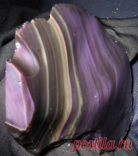 Радужный обсидиан.
Минерал необычайной красоты, обладающий невероятными оттенками и узорами. В соответствии с легендой свое название камень получил, благодаря Обсидию, который привез его в Рим.
#Фирдаус_Батдалова
#имитациякамней #декупаж #шкатулки_из_камней