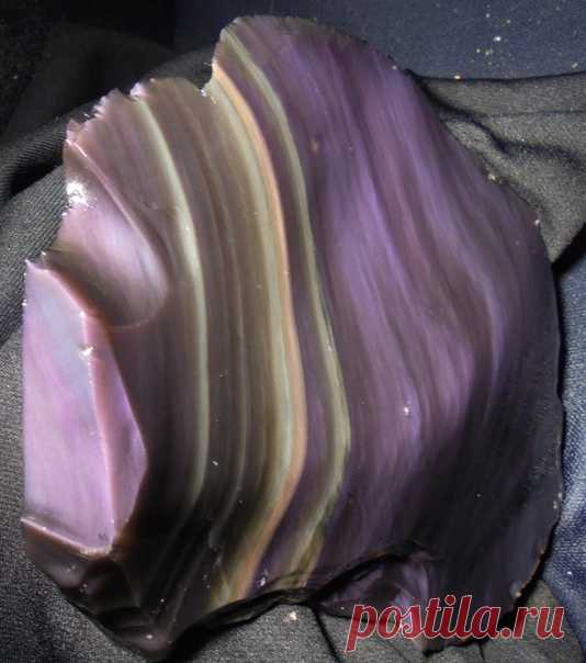 Радужный обсидиан.
Минерал необычайной красоты, обладающий невероятными оттенками и узорами. В соответствии с легендой свое название камень получил, благодаря Обсидию, который привез его в Рим.
#Фирдаус_Батдалова 
#имитациякамней #декупаж #шкатулки_из_камней