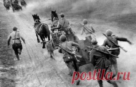 Утром 27 января 1945 года советская 4-я ударная армия под командованием генерал-лейтенанта Петра Малышева начала штурм города. Среди штурмовавших город соединений была 16-я литовская стрелковая дивизия под командованием Адольфаса Урбшаса. 28 января советские войска полностью освободили Клайпеду от немецких оккупантов...После окончания войны по решению Потсдамской конференции Клайпеда вошла в состав Литовской ССР.  | ТАСС: Общество - Освобождение Клайпеды