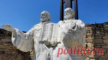 Весенняя поездка в северо-восточную Болгарию. День третий. Из Плиски и Великого Преслава через Балканские горы в Карнобат и Ямбол Утром третьего дня после завтрака мы выехали из гостиницы "Кёшковете", которая находится в одноименном чудесном городском парке. Продолжили путь до плато, где находится Шуменская крепость. Были у ее д...