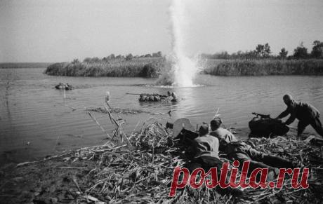 Василий Теркин, ПЕРЕПРАВА (15 фото) | Чёрт побери Фотографии из военных альбомов про переправу. Просто смотреть.  Переправа, переправа! Берег левый, берег правый, Снег шершавый, кромка льда...  Кому память, кому слава, Кому темная вода, - Ни приметы, ни следа.  Ночью, первым из колонны, Обломав у края лед, Погрузился на понтоны Первый взвод.  Погрузился, оттолкнулся И пошел. Второй за ним. Приготовился, пригнулся Третий следом за вторым.  Как плоты, пошли понтоны, Громыхну...