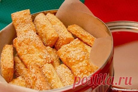 Печенье из двух видов сыра.