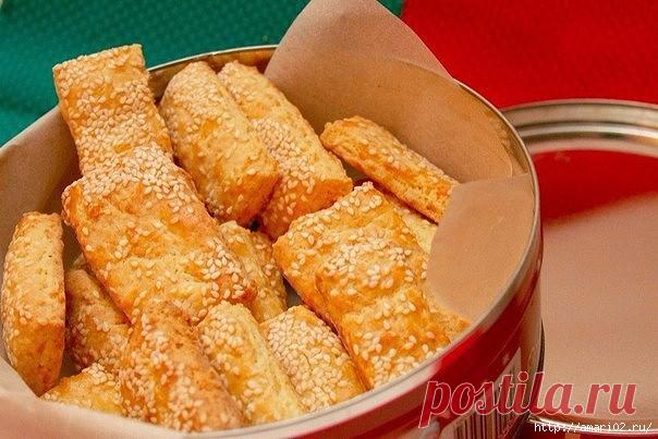 Печенье из двух видов сыра.