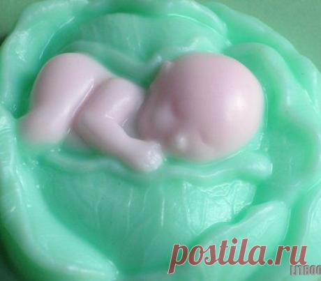 Как сделать детское подарочное мыло. Ассортимент пластиковых и силиконовых формочек для изготовления мыла из мыльной основы очень велик, сейчас уже не составляет особого труда подобрать формочку для тематического мыла к любому празднику. Наиболее значимые торжественные даты для любых родителей – это появление на свет малышей, их крестины и празднование первых дней рождения.