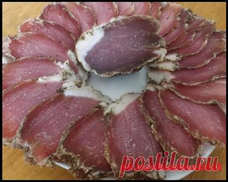 Любимая полендвица.
Кипятим три литра воды. В кипяток всыпаем пол-литра крупной соли. Соль растворяется — воду выключаем и остужаем до комнатной температуры. В этот раствор опускаем наше мясо — и оставляем ровно на 24 часа при комнатной температуре (на холод не выносить!).
Назавтра мясо вынимаем из воды и кладем на салфетку или тряпочку обсушиться.
Теперь — дело за приправами: щедро и не жалея обмазываем полендвицу приправами. Можно воспользоваться покупными «для дома...