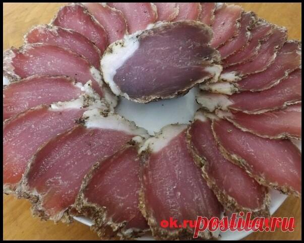 Любимая полендвица.

Кипятим три литра воды. В кипяток всыпаем пол-литра крупной соли. Соль растворяется — воду выключаем и остужаем до комнатной температуры. В этот раствор опускаем наше мясо — и оставляем ровно на 24 часа при комнатной температуре (на холод не выносить!). 

Назавтра мясо вынимаем из воды и кладем на салфетку или тряпочку обсушиться. 

Теперь — дело за приправами: щедро и не жалея обмазываем полендвицу приправами. Можно воспользоваться покупными «для дома...