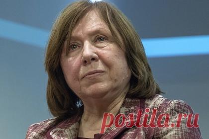 Неизвестные сообщили о бомбе в вещах Алексиевич в берлинском аэропорту. Неизвестные сообщили в аэропорт Берлина, что в вещах белорусской писательницы Светланы Алексиевич, которая 14 июля должна была улететь в Польшу, заложена бомба. В результате Алексиевич не попала на рейс. Сообщение о минировании оказалось ложным. Писательница собиралась во Вроцлав.