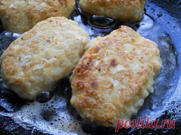 Котлеты из куриного фарша с капустой тушеные в томате. куриный (лучше...