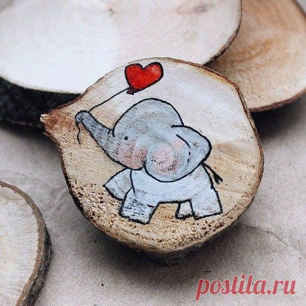 Забавные рисунки на деревянных спилах