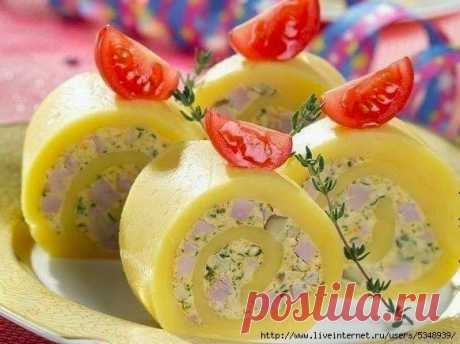 Обалденный рулет из сыра, ветчины и шампиньонов.