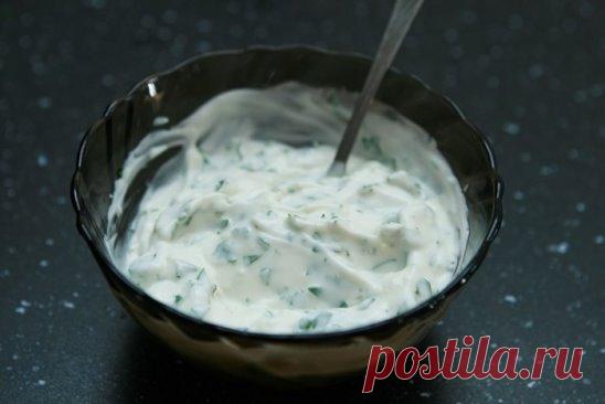 Чесночный соус
Чесночный соус - отличное дополнение практически к любому блюду, особенно к жареной картошке.
 Ингредиенты:
Сметана жирная - 4-5 ст. л.
Соус соевый - 1 ст. л.
Сыр плавленый - 30 г
Укроп нарезанный - 1 ст. л.
Чеснок - 2 зубка
Соль - по вкусу
Перец черный молотый - по вкусу