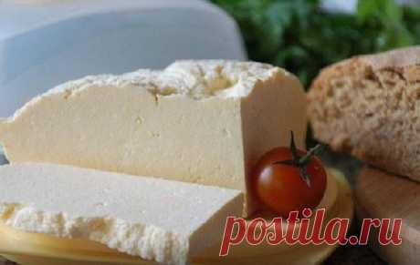 Простой, полезный и вкусный домашний сыр! 
на 100грамм - 63.95 ккалБ/Ж/У - 3.95/3.36/4.36 

Ингредиенты: 
1 л кефира 
1 л молока 
3 яйца 
3-4 ч.л. соли 

Приготовление: 
Кефир с молоком выливаем в кастрюлю, доводом до кипения, пока закипает взбиваем яйца с солью. Как только вскипел наш кефир с молоком, вливаем туда яйца с солью, так же доводим до кипения и кипятим на медленном огне минут 5-7, затем выливаем всё в дуршлаг застеленый марлей, когда всё стечет завязываем узел ...