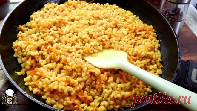 Никакого мяса не надо. Вкусная перловая каша в сковороде. Перловая крупа 1 стаканКуркума 1 ч. л.Вегета 1 ч. л.Вода 2 стакана (+ 1 стакан  долить при выкипании)Лук репчатый - 1 штМорковь 1 штСоль по вкусу.