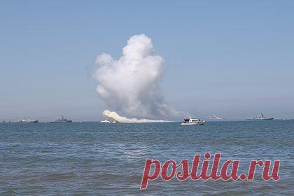 Десант ВСУ на гидроциклах и катере попытался проникнуть в Крым. Как Россия отбила атаку?. Российские военные отразили ночную атаку десантной группы Вооруженных сил Украины на гидроциклах и быстроходном катере. Как рассказало оборонное ведомство, со стороны Украины были задействованы три гидроцикла и один катер. Со стороны России были применены силы Воздушно-космических сил.