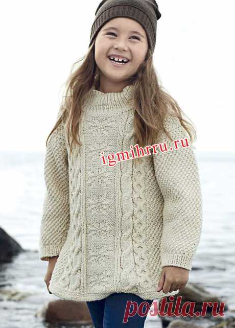 Для девочки 4-10 лет. Светлая туника с косами и рельефными снежинками. Вязание спицами для детей