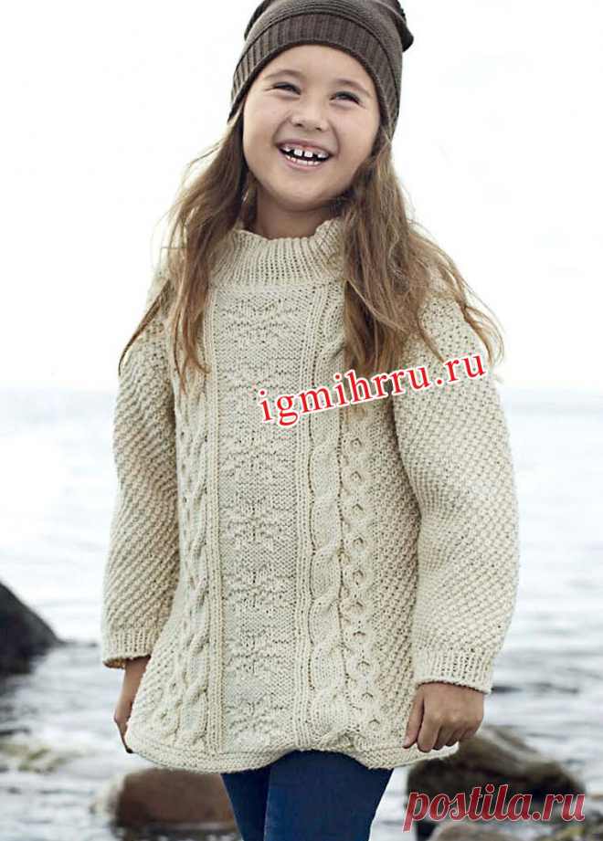 Для девочки 4-10 лет. Светлая туника с косами и рельефными снежинками. Вязание спицами для детей
