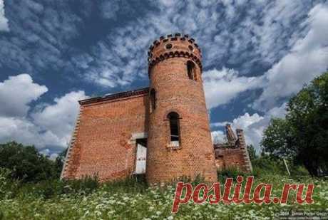 Недостроенный вокзал инженера Рдултовского
В поселке Трехселище в Подмосковье есть любопытная постройка – большое здание вокзала, которое так и не дождалось проведения к нему железной дороги.
В 1915 году на землях Троицко-Сергиевской лавры построили Троицкий Снаряжательный завод, который уже через год стал выпускать артиллерийские снаряды, гранаты и другую военную продцукцию. Основатель завода, инженер Владимир Рдултовский