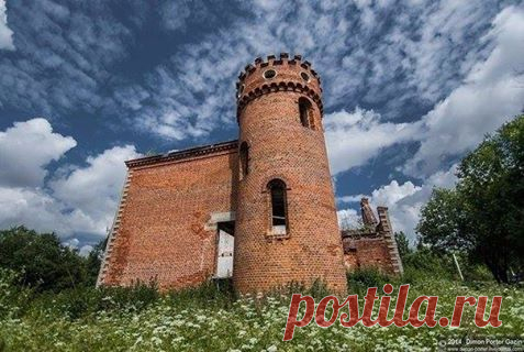 Недостроенный вокзал инженера Рдултовского
В поселке Трехселище в Подмосковье есть любопытная постройка – большое здание вокзала, которое так и не дождалось проведения к нему железной дороги.
В 1915 году на землях Троицко-Сергиевской лавры построили Троицкий Снаряжательный завод, который уже через год стал выпускать артиллерийские снаряды, гранаты и другую военную продцукцию. Основатель завода, инженер Владимир Рдултовский