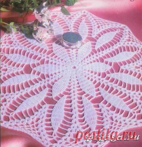 Вязаная салфетка «Танцующие лепестки»