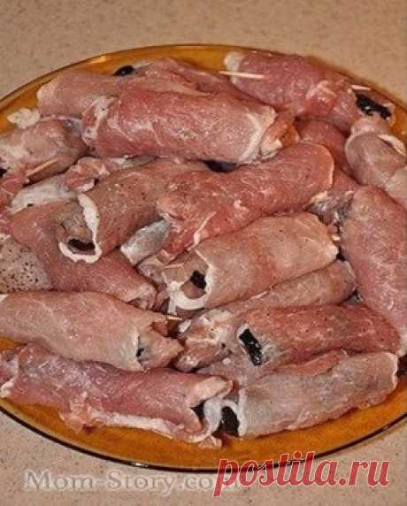 Крученики с черносливом
Это очень вкусное блюдо, которое на удивление просто готовится и способно дополнить любой праздничный стол. 
Невероятно вкусно, сочно и ничего лишнего! 
Мои гости очень любят свиные крученики с черносливом, всегда хвалят и просят рассказать рецепт.
Ингредиенты и способ приготовления смотрите на нашем сайте https://goldenrecipes.ru/krucheniki-s-chernoslivom/