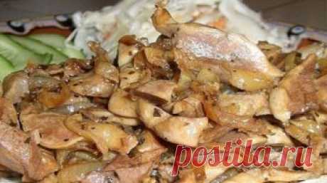 Должно быть в копилке каждой хозяйки ;) Рецепт приготовления вкуснейших куриных желудков Ароматные куриные желудки в сметанном соусе приготовленные на сковороде получатся на отлично у каждого. Даже не сомневайтесь.!!!