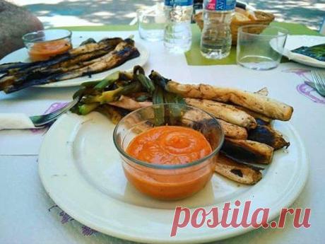 12 испанских блюд, которые не совсем понятны остальному миру Испанская кухня славится паэльей, хамоном, а также большим количеством потрясающе приготовленных морепродуктов. Но, как и в любой другой стране, в Испании тоже есть блюда, которые совсем непонятны жит...