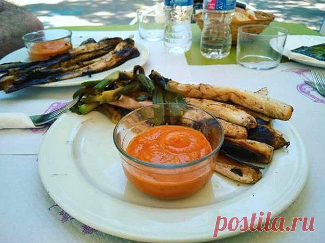 12 испанских блюд, которые не совсем понятны остальному миру Испанская кухня славится паэльей, хамоном, а также большим количеством потрясающе приготовленных морепродуктов. Но, как и в любой другой стране, в Испании тоже есть блюда, которые совсем непонятны жит...