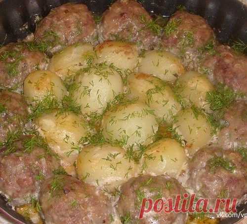 Котлетки с картошкой в сметанно-томатном соусе!