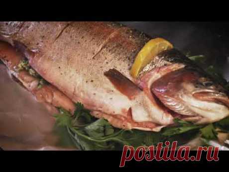 Как приготовить ФОРЕЛЬ с волшебным вкусом!? /how to cook trout/ Как приготовить форель с волшебным вкусом? Легко!!! Рыбу подготовить, удалить жабры, внутренности, чешую. На спинке делаем несколько надрезов, солим, перчим и на фольгу украшенную зеленью петрушки. В брюшко кладем 50гр.сливочного масла смешанного с петрушкой солью, перцем( свежемолотый красный)+ дольки лимона. Рыбу полить немного оливковым маслом, а в надрезы на спинке вставить дольки лимона, сверху также накр...