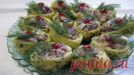 Закуска из селедки и картошки
Это блюдо которое произведет настоящий фурор на вашем праздничном столе
Ингредиенты:
картофель — 10 штук;
лук — 1 головка;
селедка — 2 штуки;
растительное масло — 100 миллилитров;
горчица — 1 столовая ложка;
лимон — 1 штука;
зелень — для украшения;
зерна граната — для украшения;
соль- по вкусу;
лавровый лист — 2 штуки.
Для начала для приготовления нашего блюда хорошо помойте картофель и поставьте вариться в мундире. Добавьте соль по вкусу и лаврушку.
Пока наш карто