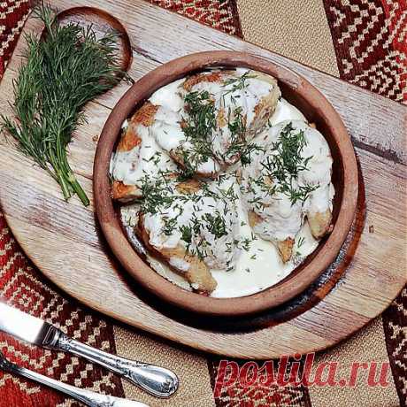 Чкмерули (цыпленок в сванской соли с чесночно-сметанным соусом)
Проверенные рецепты Тины Канделаки | Glamour.ru
