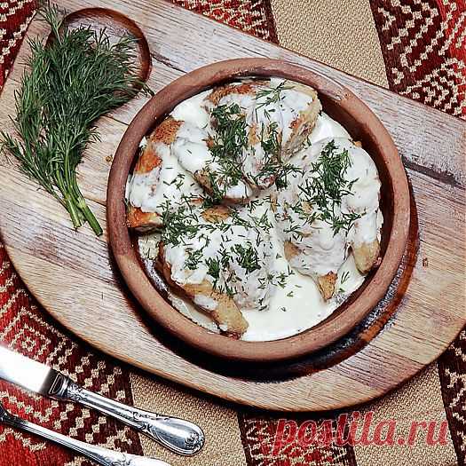 Чкмерули (цыпленок в сванской соли с чесночно-сметанным соусом)
Проверенные рецепты Тины Канделаки | Glamour.ru