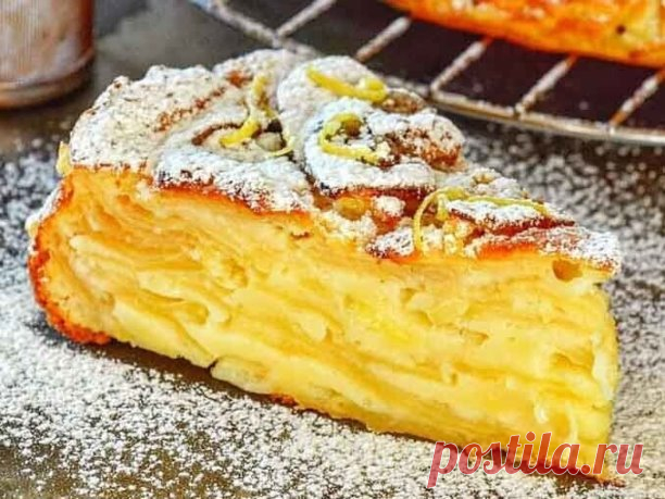 Яблочный пирог, тающий во рту. 
Очень вкусный и сочный яблочный пирог от Елены Мироненко. Рецепт простой и займет почетное место в кулинарной книге любой хозяйки. По способу приготовления похож на обычную шарлотку, но есть несколько хитростей. 
Ингредиенты:

Яблоки (твердые, лучше кислых сортов), очищенные от кожуры и сердцевины 1 кг
Мука 150 г
Разрыхлитель 1 ч.л.
Соль щепотка
Яйца 3 шт крупных
Сахар коричневый (можно белый) 120 г
Молоко 100 г
Лимон 1 шт
Ингредиенты для ко...