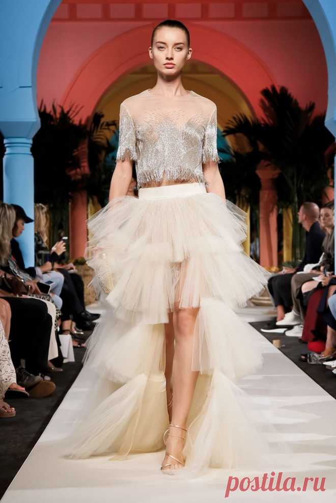 Ирина Шейк в свадебном платье и кружевные пальто на шоу Oscar de La Renta | VestiNewsRF.Ru