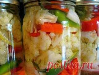 ВКУСНЕЙШАЯ МАРИНОВАННАЯ ЦВЕТНАЯ КАПУСТА 

 
Ингредиенты:
 
 Цветная капуста — 2 кочана (2 кг 200 г)
 Морковь — 2 шт.
 Болгарский перец — 2 шт.
 Чеснок — 100 гр.
 Лук репчатый — 1 шт. (большая)
 Острый перец — по 1-2 шт. на 1-литр. банку
 Ук…