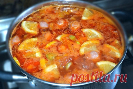 Побалуйте себя вкусной солянкой, аппетитный рецепт В этой статье мы разберем пошаговый рецепт приготовления вкусной солянки. Вся простота и удобство в том, что вы можете использовать абсолютно разные ингредиенты для мясной части в супе. Это могут быть и сардельки, и сосиски, и колбасы всяческих сортов и наименований, свинина или говядина. Для приготовления нам потребуется такие ингредиенты: Две сосиски Две морковки Две …