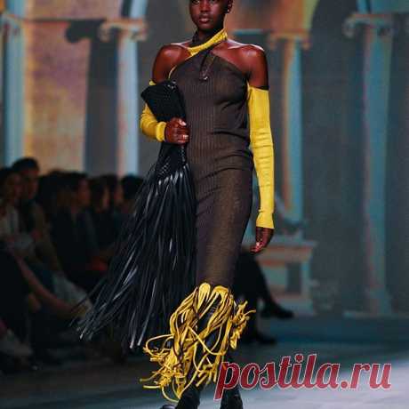 In a refined palette of inky black and khaki, with splashes of cherry red, hot pink and zingy lime, Daniel Lee’s fringetastic AW20 @BottegaVeneta collection focussed squarely on movement.