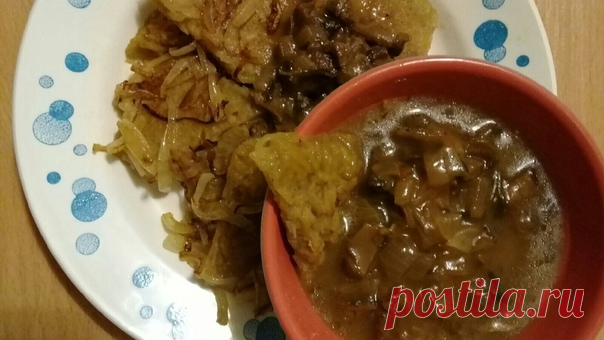 КОПЫТКИ С ГРИБНОЙ МАЧАНКОЙ. БЛЮДО БЕЛОРУССКОЙ КУХНИ. Автор фото-рецепта Тамара Мишина. Очень креативный рецепт
Пояснения: копытки (“капыткі”) блюдо белорусской кухни – это небольшие клецки из натертого сырого картофеля, которые по форме напоминают копытца животного. “Мачанка” (от слова “макать”, а по-белорусски – “мачаць”) - соус в который макают, отсюда и название.

Для 