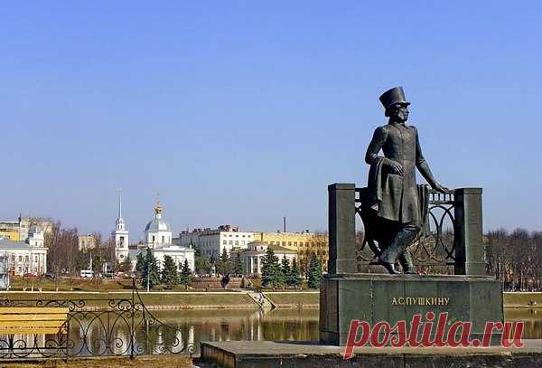 В ДЕНЬ РОЖДЕНИЯ великого русского поэта
АЛЕКСАНДРА СЕРГЕЕВИЧА ПУШКИНА ( 06.06.1799-10.02.1837 )

Я памятник себе воздвиг нерукотворный,
К нему не зарастёт народная тропа,
Вознёсся выше он главою непокорной
Александрийского столпа.

Нет, весь я не умру — душа в заветной лире
Мой прах переживёт и тлeнья убежит -
И славен буду я, доколь в подлунном мире
Жив будет хоть один пиит.