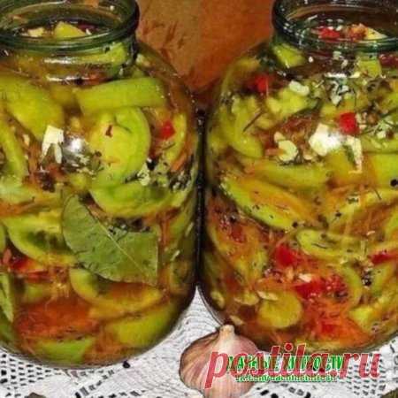 Чудная закусочка из зелёных помидорчиков - отличный способ не только сохранить урожай, но и удивить своих домочадцев очень вкусной заготовкой.
3 кг зелёных помидор (я режу дольками)
1 кг моркови (на крупной тёрке)
1 кг репчатого лука (полукольцами)
100 г соли
400 г раст.масла
300 г сахара
150 г уксуса
1 ч.л. черного перца
5-6 шт лаврового листа.
Кипятить 5 минут. Разложить по банкам. Всё!
Приятного аппетита!