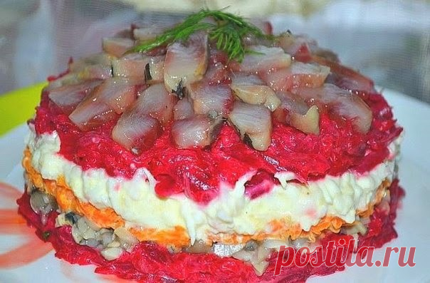 Салат с сельдью: вкуснее, чем привычная нам «селедка в шубе»