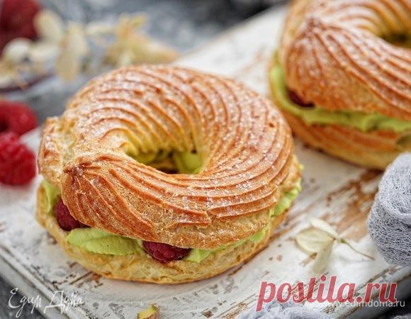 Заварные кольца с фисташковым кремом и малиной. Ингредиенты: молоко, вода, сахар